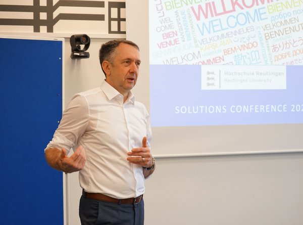 Lutz Mayer begrüßt Mitarbeitende